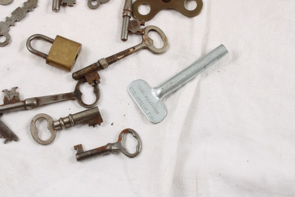 Hostess Wonder Bread Ashtray, Skeleton Keys, Tins - 11