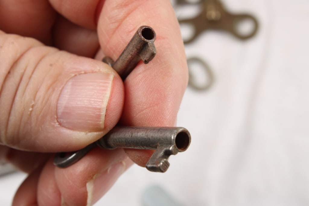 Hostess Wonder Bread Ashtray, Skeleton Keys, Tins - 16