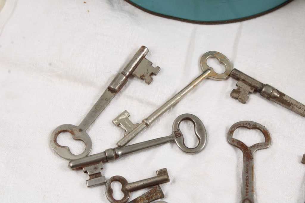 Hostess Wonder Bread Ashtray, Skeleton Keys, Tins - 8