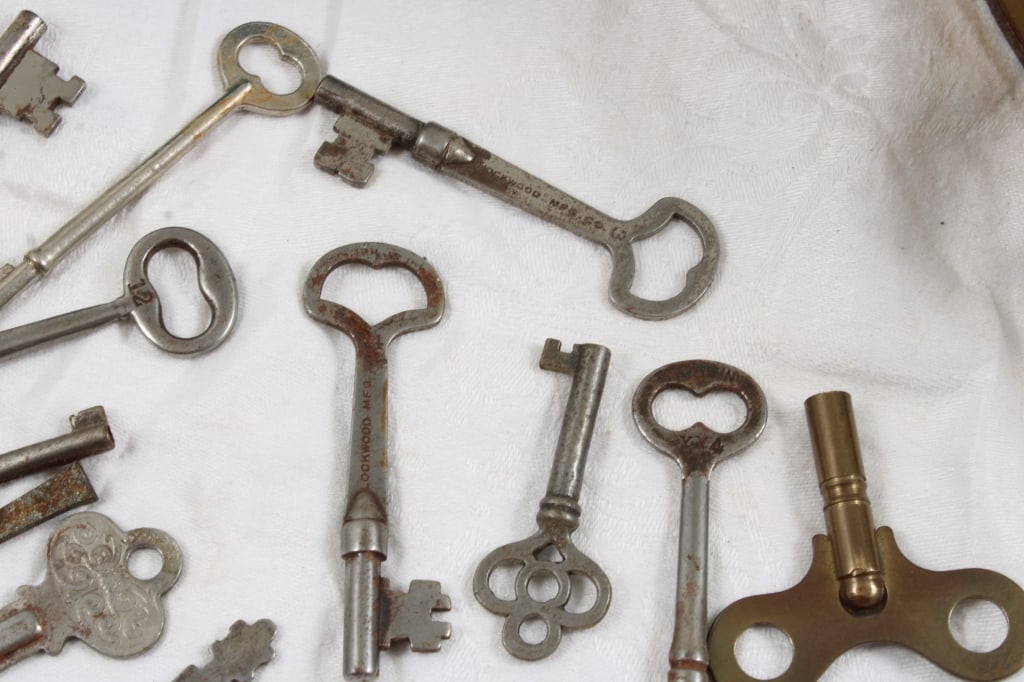 Hostess Wonder Bread Ashtray, Skeleton Keys, Tins - 9