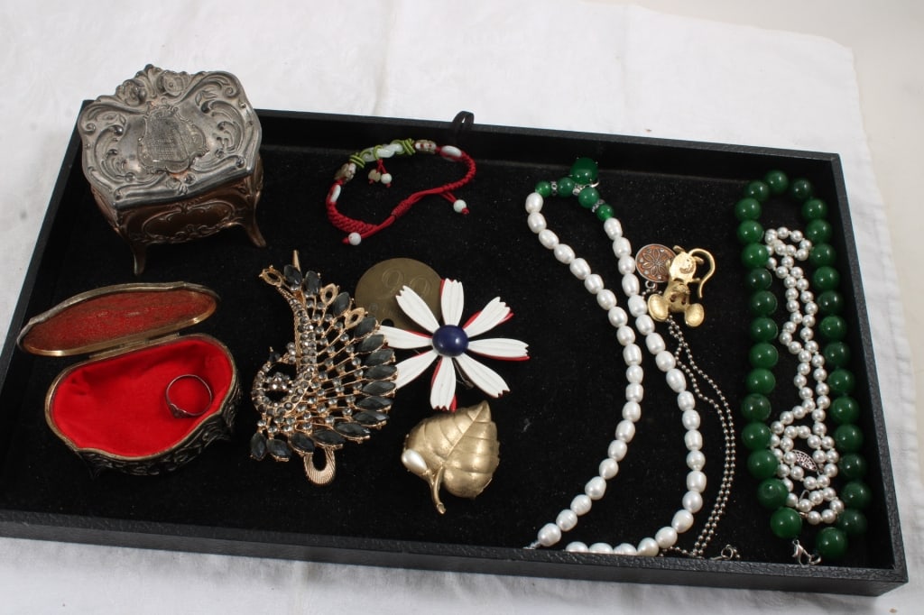 Jewelry Caskets, Jade Bracelet, Sterling Ring (1 of 20)