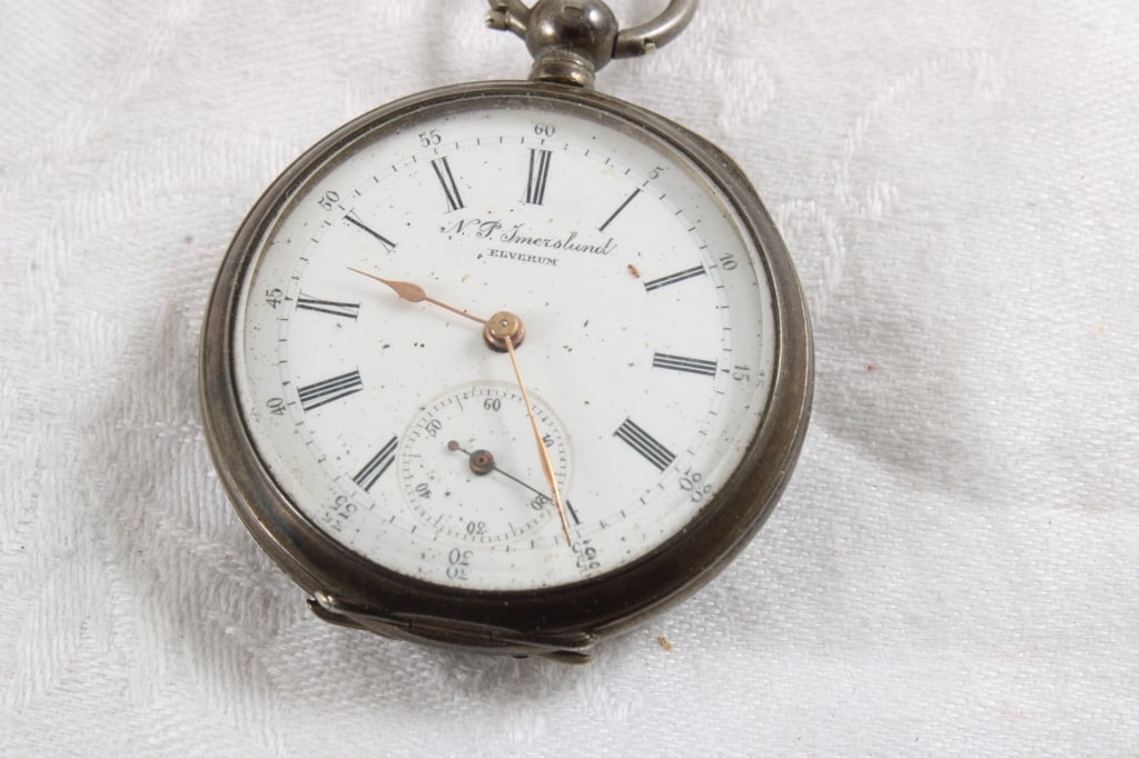 Key Wind Pocket Watch & 2 Winchester Pocket Knives - 2