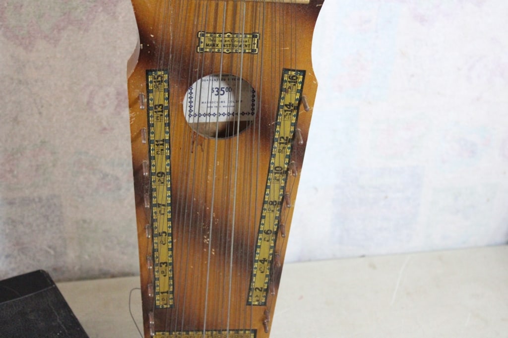 Marx Violin Uke in Case and some Music Sheets - 4