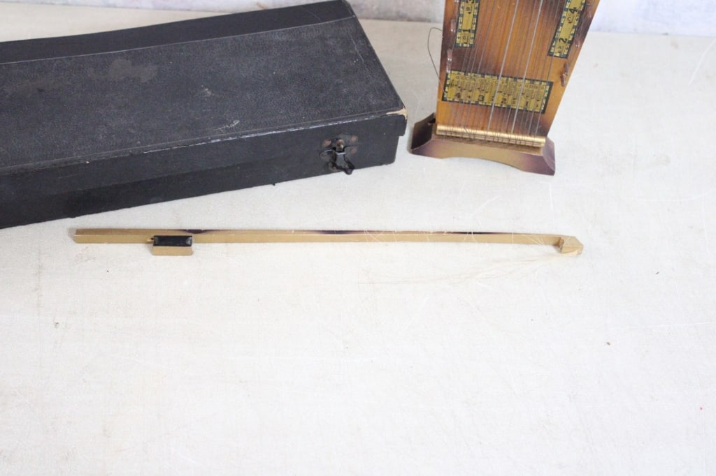 Marx Violin Uke in Case and some Music Sheets - 6