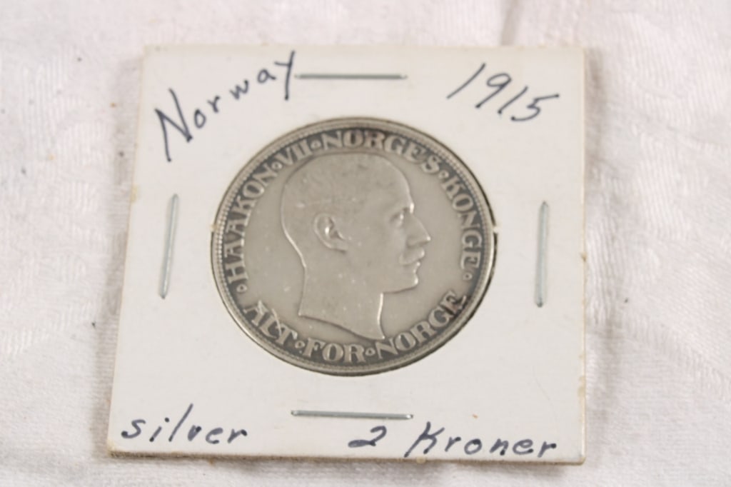 1915 Norway 2 Kroner Silver Coin: 1915 Norway 2 Kroner Silver Coin - Lot Size 2" x 2" x 1". 1 Lb. Photos are part of description (Live Auctioneers on displays a max of 20 photos -check other polatforms for all photos). Please ask