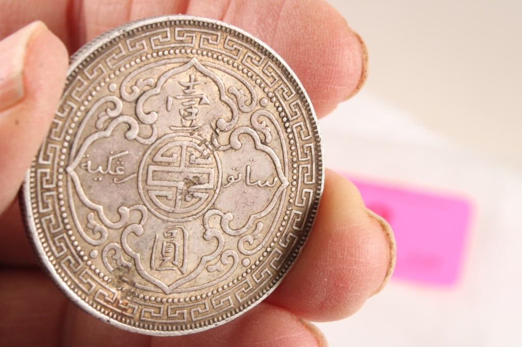 1910 Great Britain Trade Silver Dollar - 3