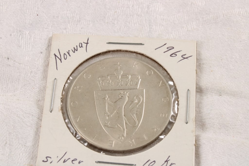 1964 Norway 10 Kroner Silver Coin: 1964 Norway 10 Kroner Silver Coin - Lot Size 3" x 3" x 1". 1 Lb. Photos are part of description (Live Auctioneers on displays a max of 20 photos -check other polatforms for all photos). Please ask