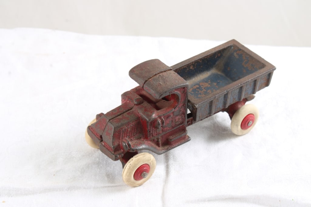 1920's Champion Cast Iron Mack Dump Truck (1 of 9)