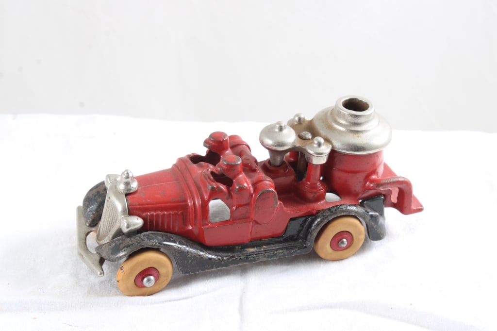 Hubley Cast Iron Pumper Fire Truck (1 of 8)