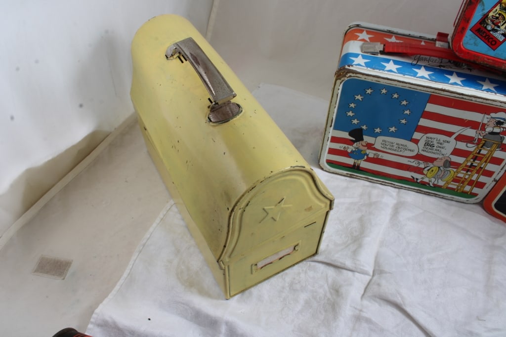 4 Vintage Metal Lunch Boxes - 11