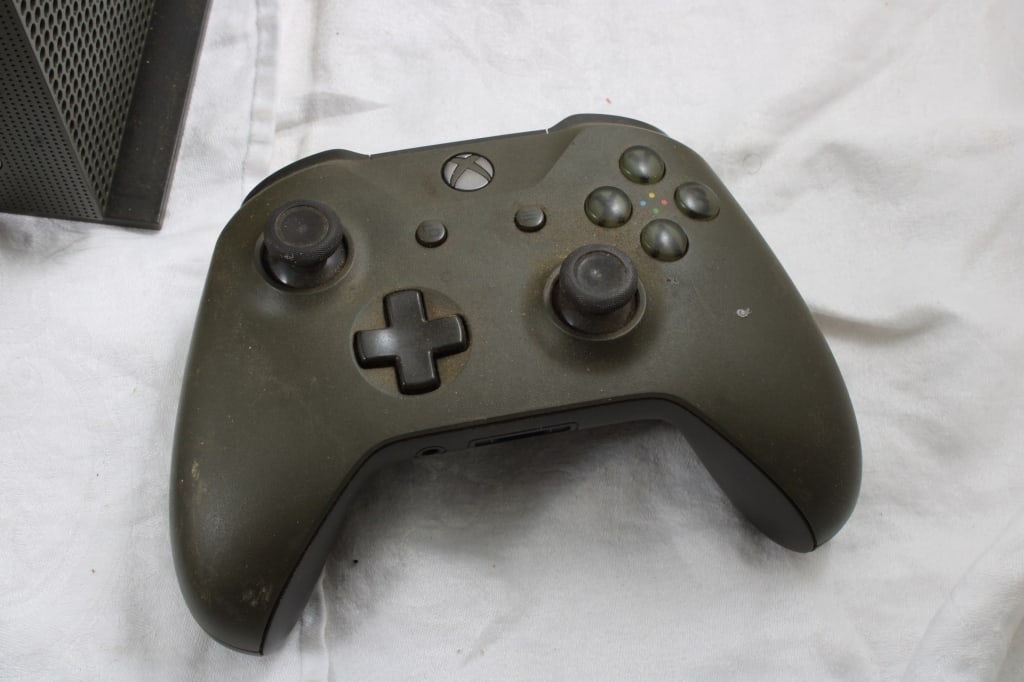 XBOX ONE, Controller & 6 Games - 2