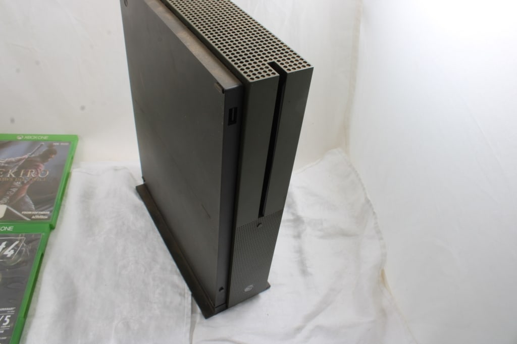 XBOX ONE, Controller & 6 Games - 6