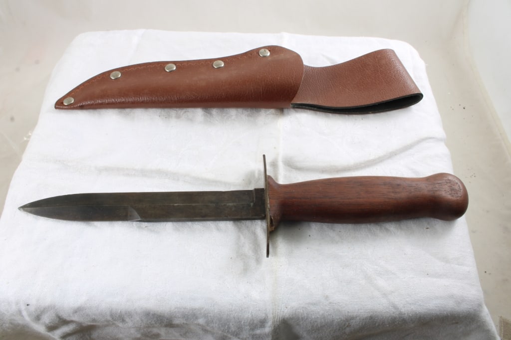 2 Fixed Blade Knives with Sheaths - 10