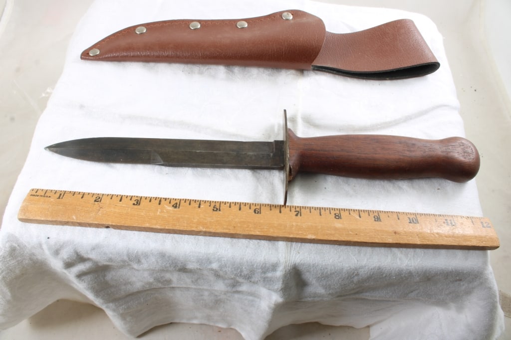 2 Fixed Blade Knives with Sheaths - 12