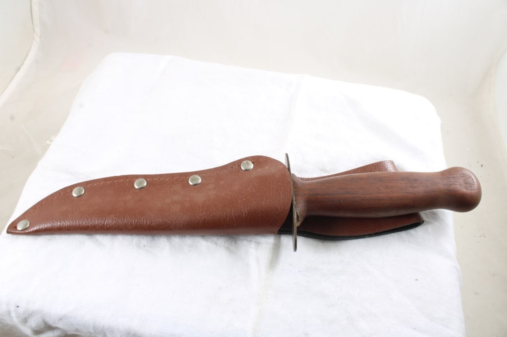 2 Fixed Blade Knives with Sheaths - 17