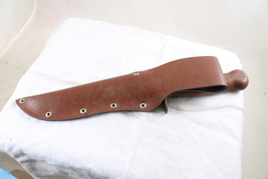 2 Fixed Blade Knives with Sheaths - 18