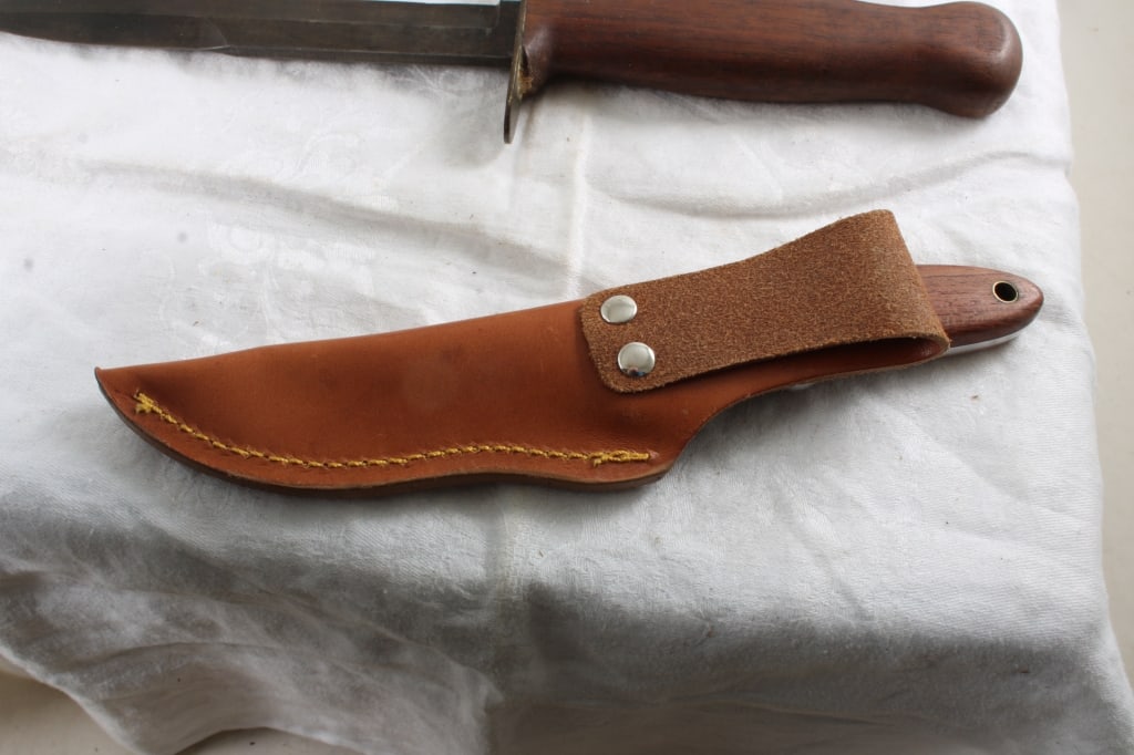 2 Fixed Blade Knives with Sheaths - 9