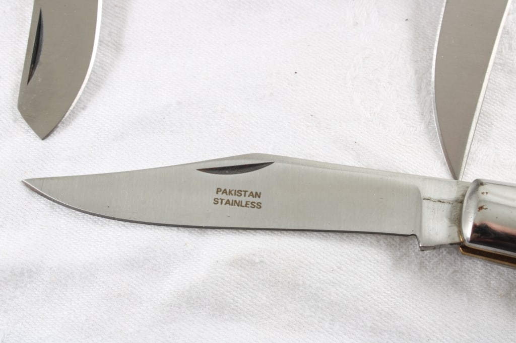 4 Folding Knives in Wooden Case Unbranded - 14