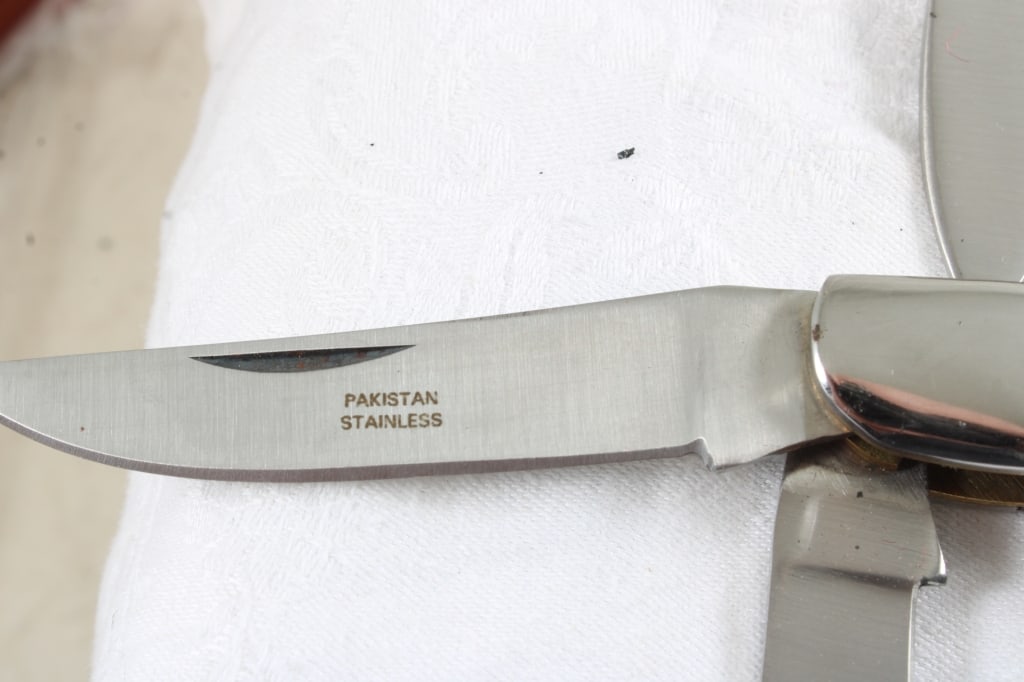 4 Folding Knives in Wooden Case Unbranded - 15