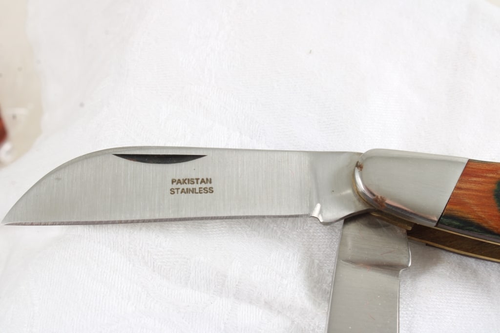 4 Folding Knives in Wooden Case Unbranded - 16