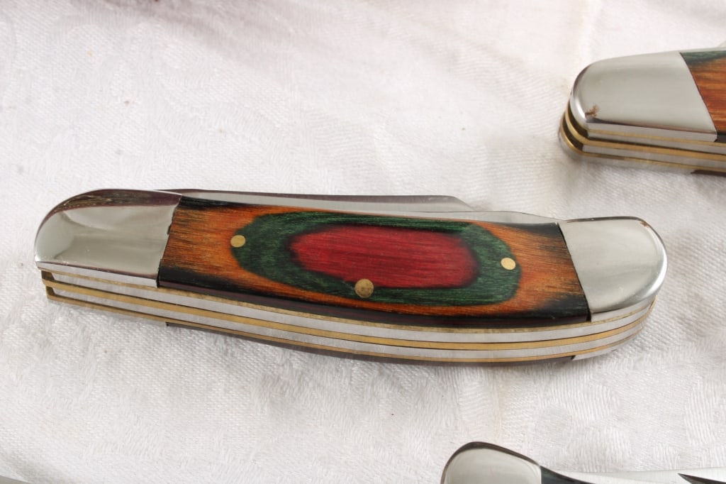 4 Folding Knives in Wooden Case Unbranded - 4