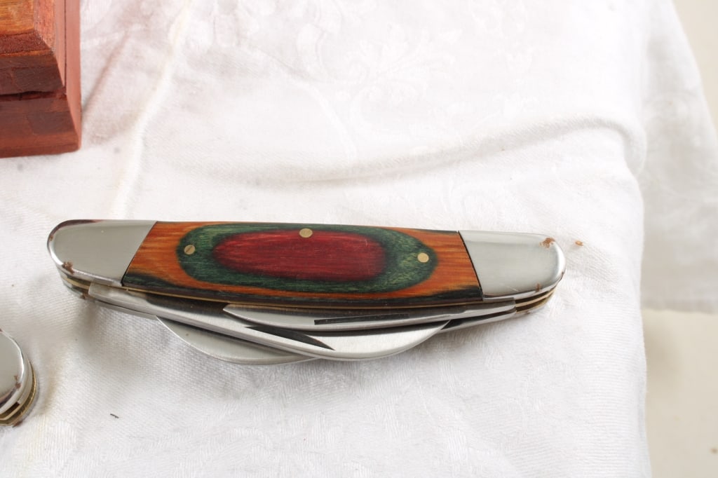 4 Folding Knives in Wooden Case Unbranded - 7