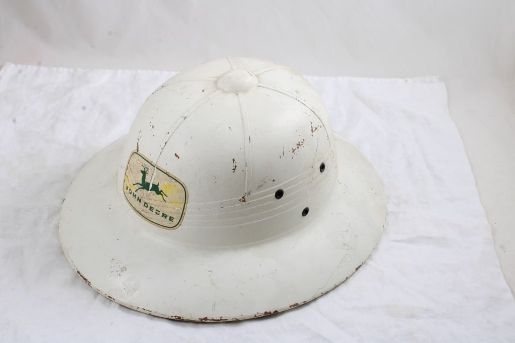 Vintage John Deere Fiber Pith Safari Hat: Vintage John Deere Fiber Pith Safari Hat - Lot Size 14" x 11.5" x 8". 1 Lb. Photos are part of description (Live Auctioneers on displays a max of 20 photos -check other polatforms for all photos).