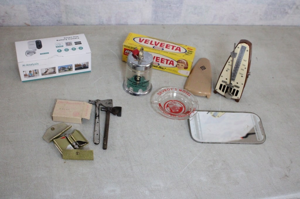 Security Camera, Metronome, Sun Visor Mirror, Bank (1 of 16)