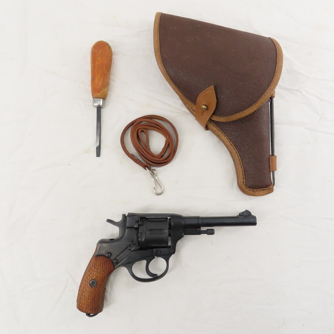 1933 Mosin Nagant M1895 Revolver 7.62 Nagant: 1933 Mosin Nagant M1895 Revolver 7.62 Nagant - SN# 2782, import by TGI Knox, TN, Tula factory, 7 shot, 4.5" barrel, front blade sight, exposed hammer, checkered wood grips, lanyard ring, with holster,