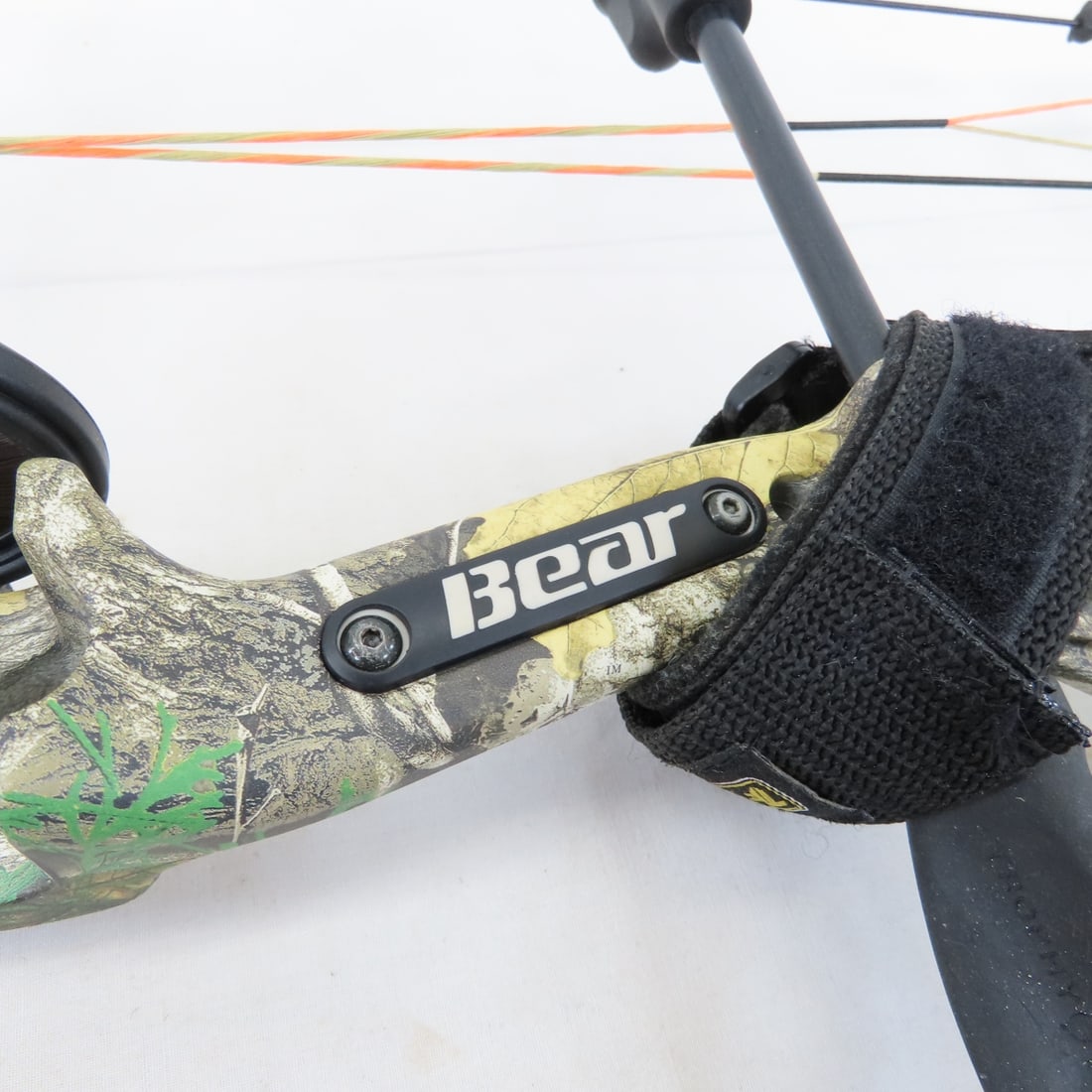 Bear Cruzer 5-70 lb Draw Compound Bow in Case - 4