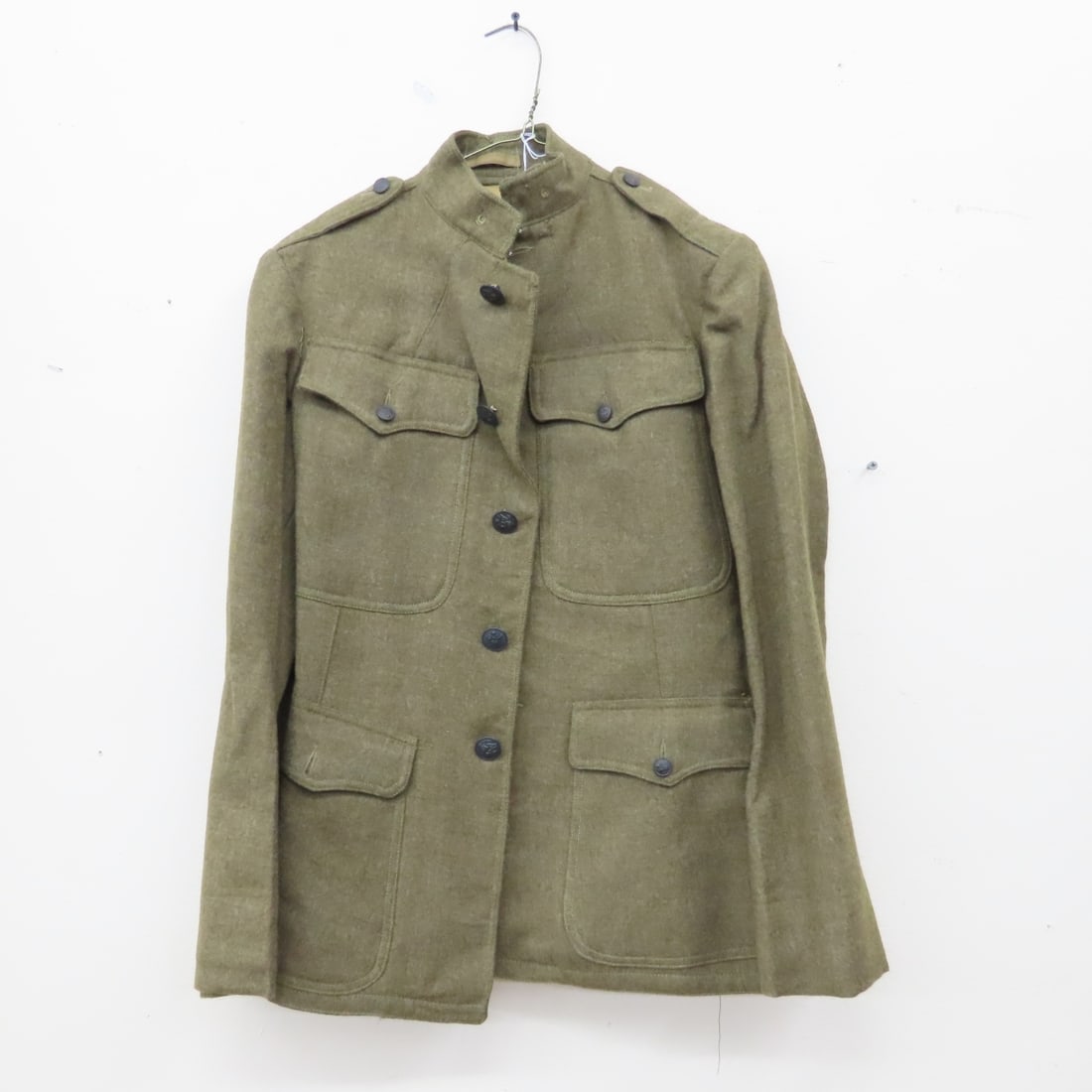 WWI US Army M1917 Olive Drab Wool Tunic: WWI US Army M1917 Olive Drab Wool Tunic - Pit to Pit: 16", Collar to Hem: 29.5", Lot Size: 17 x 14 x 9", 2 lbs All information and photos are intended to be as accurate as possible, but errors are
