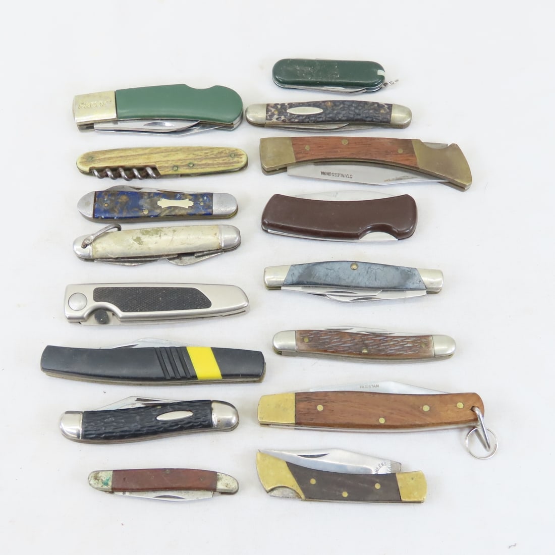 15+ Folding Pocket Knives, Imperial, Buck & Others: 15+ Folding Pocket Knives, Imperial, Buck & Others - Imperial Ireland, Craftsman, Kershaw, Buck, Skoal & others. Lot Size: 6 x 5 x 2", 1 lb All information and photos are intended to be as accurate