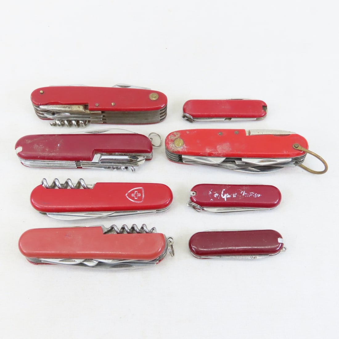 8 Swiss Army Knives, Elinox, Interpur & Others: 8 Swiss Army Knives, Elinox, Interpur & Others - Elinox largest blade tip broken off, One of the larger "Made in China" longest blade opening further than it should (stop broken). Lot Size: 4 x 4