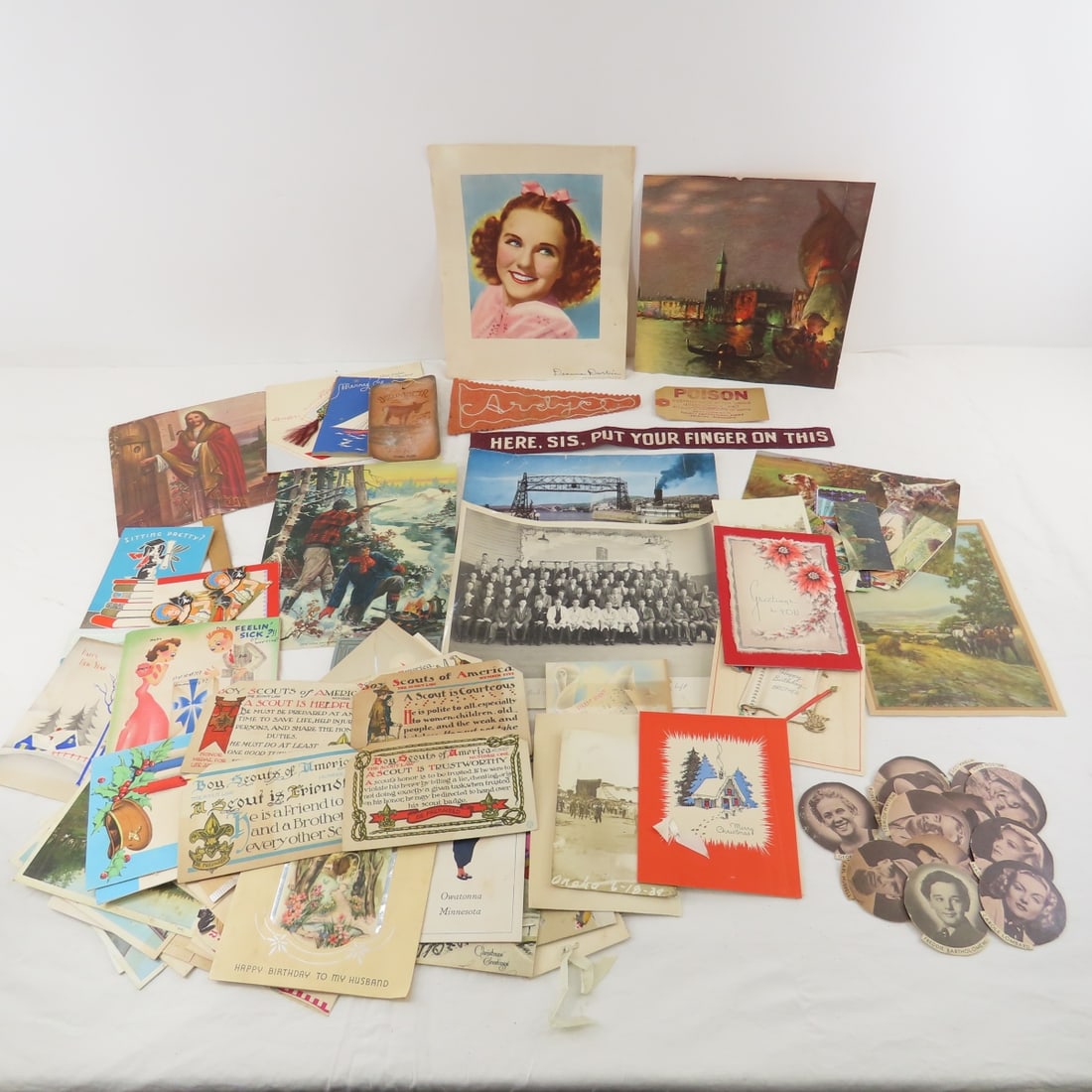 Dixie Cup Lids, Greeting Cards, Advertising & More: Dixie Cup Lids, Greeting Cards, Advertising & More - Lot Size: 12 x 10 x 4", 1 lb All information and photos are intended to be as accurate as possible, but errors are possible. No item may be returne