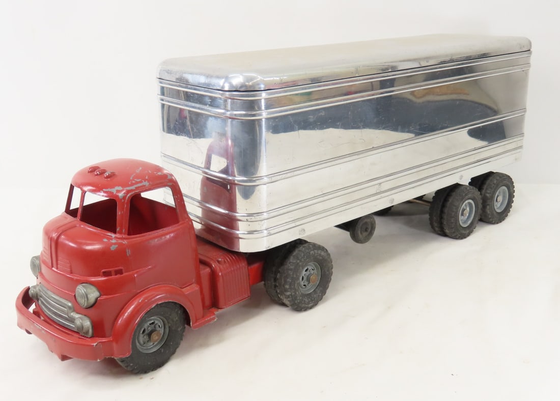 1950s Wyandotte Cab Over Truck & Trailer: 1950s Wyandotte Cab Over Truck & Trailer - Lot Size 18x12x10" 10 LB All information and photos are intended to be as accurate as possible, but errors are possible. No item may be returned or refused