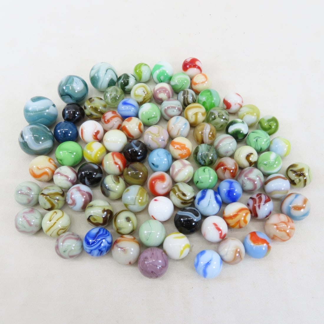 Collection 70+ West Virginia Swirl Glass Marbles: Collection 70+ West Virginia Swirl Glass Marbles - Lot Size: 7 x 6 x 3", 1 lbPhotos are part of description, please ask questions and read terms & conditions before bidding. 