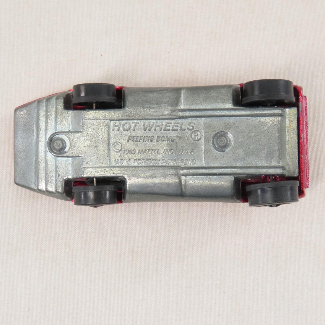 2 Red Hot Wheels Redline Peepin' Bomb & button - 10