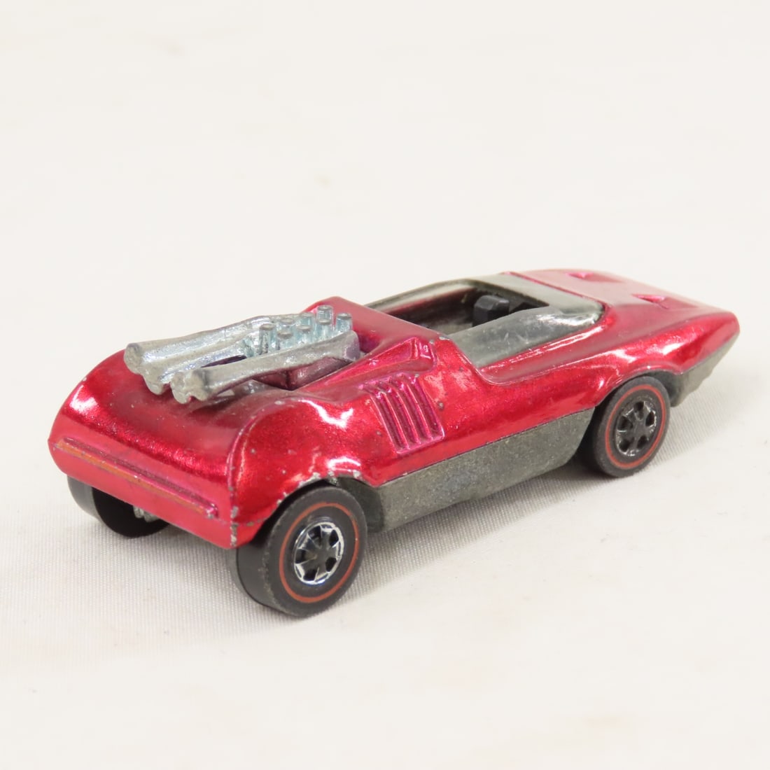 2 Red Hot Wheels Redline Peepin' Bomb & button - 13