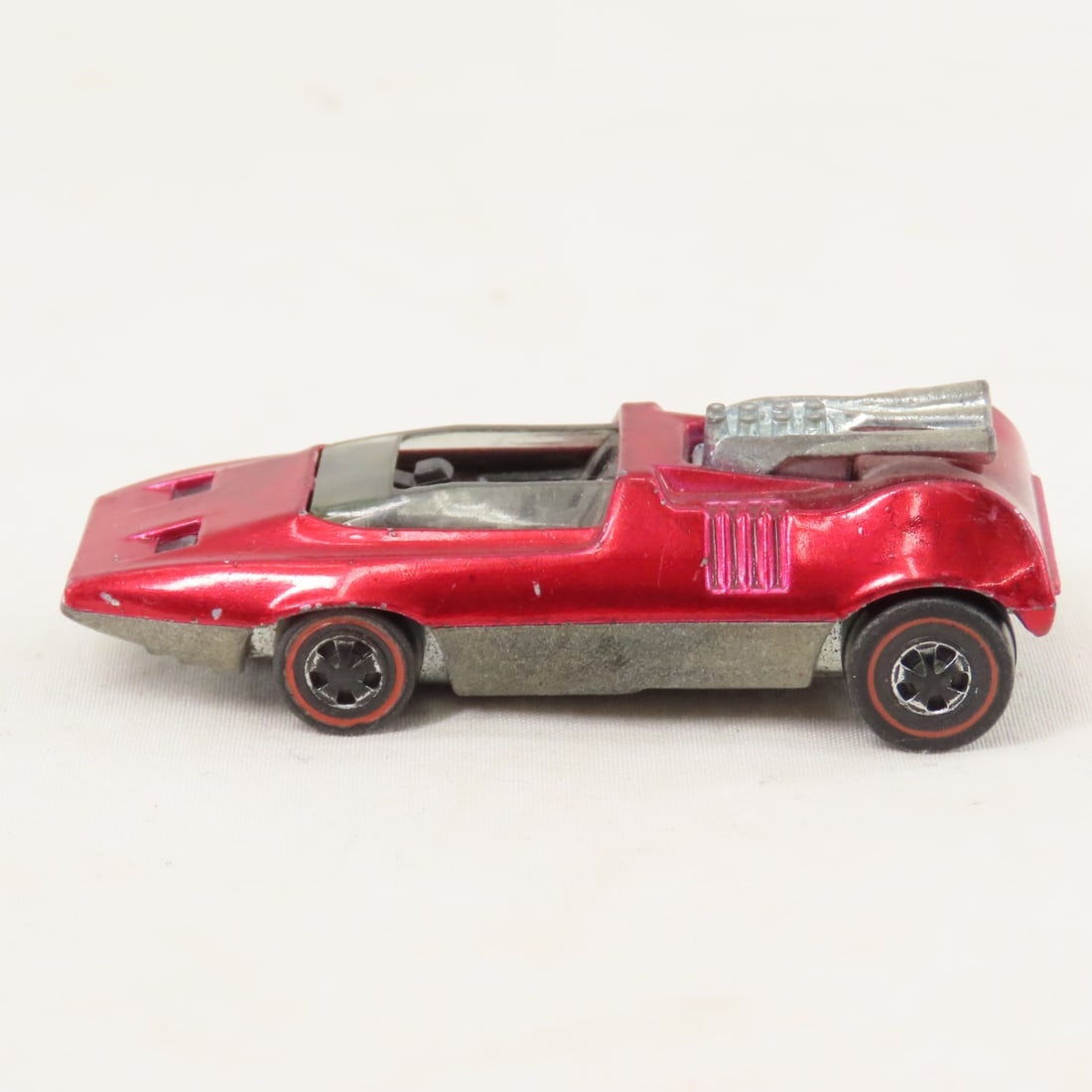 2 Red Hot Wheels Redline Peepin' Bomb & button - 16
