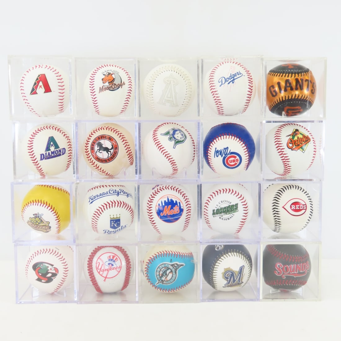 11 MLB & 9 Non MLB Baseballs- Fotoballs & Others: 11 MLB & 9 Non MLB Baseballs- Fotoballs & Others - all in acrylic cases. LOT SIZE: 13x11x7", 12.5 lbsPhotos are part of description, please ask questions and read terms & conditions before bidding.