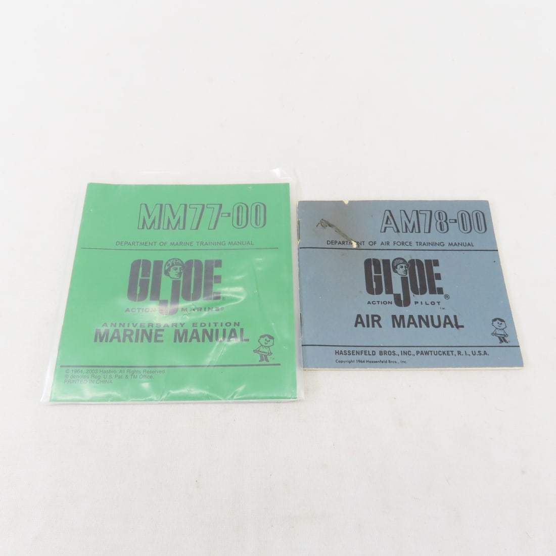 Vintage GI Joe locker with weapons & booklets - 13