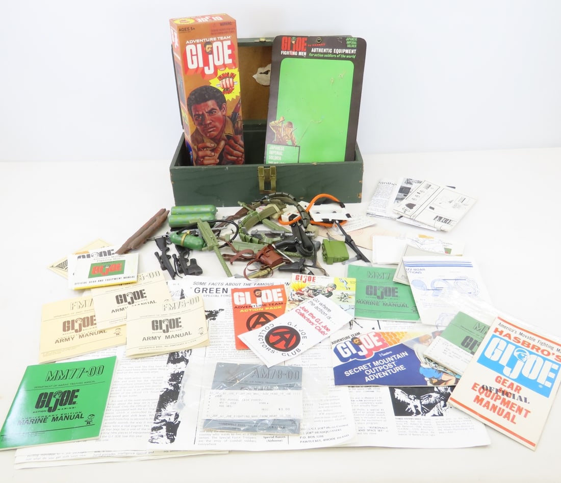 Vintage GI Joe locker with weapons & booklets: Vintage GI Joe locker with weapons & booklets - plus empty box and equipment card. Lot Size 14x10x10" 5 LBPhotos are part of description, please ask questions and read terms & conditions before