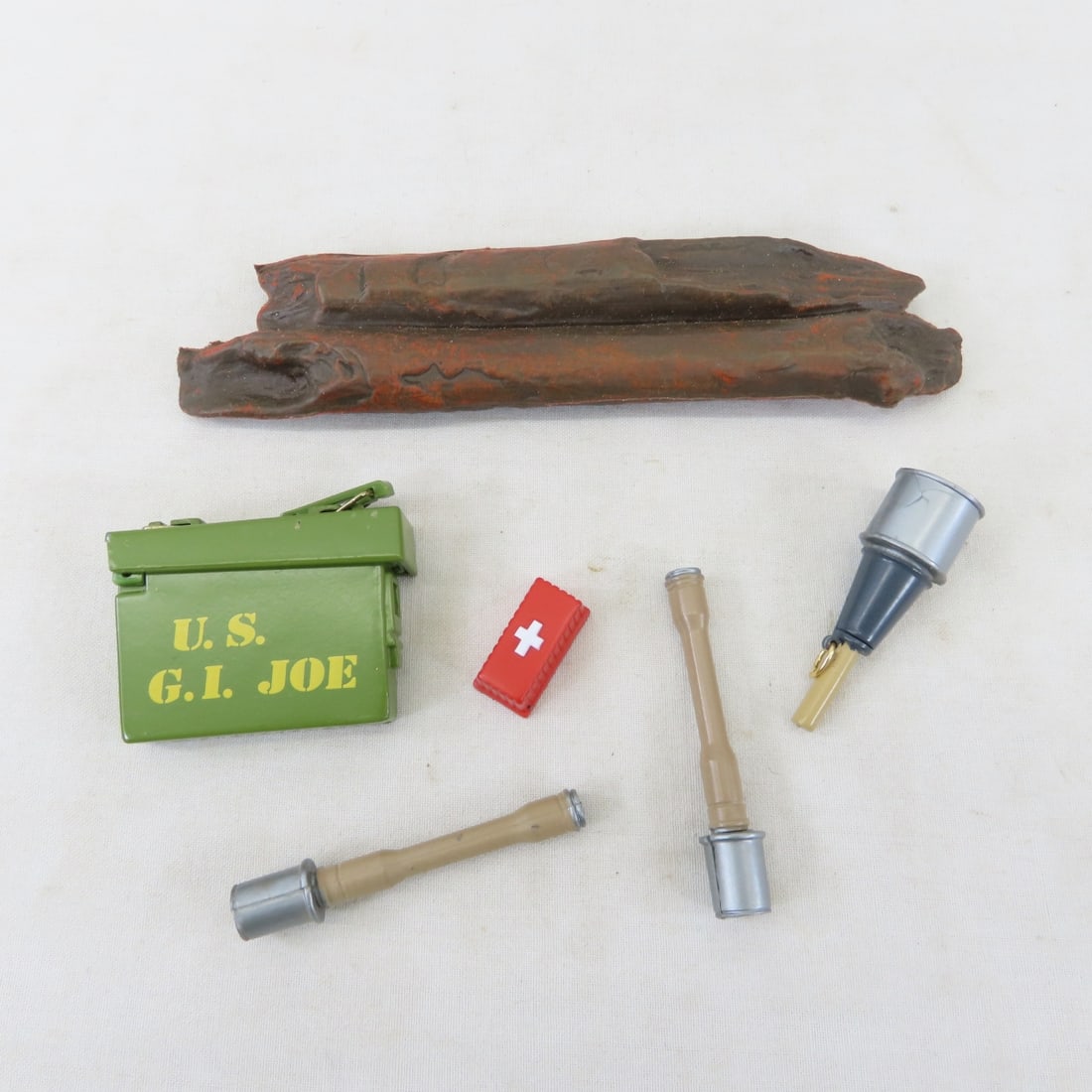 Vintage GI Joe locker with weapons & booklets - 8