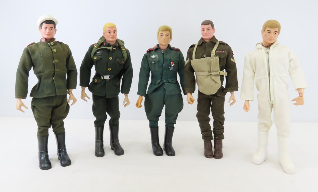 5 Vintage & Modern GI Joe Action Figures: 5 Vintage & Modern GI Joe Action Figures - Lot Size 12x8x8" 4 LBPhotos are part of description, please ask questions and read terms & conditions before bidding. 
