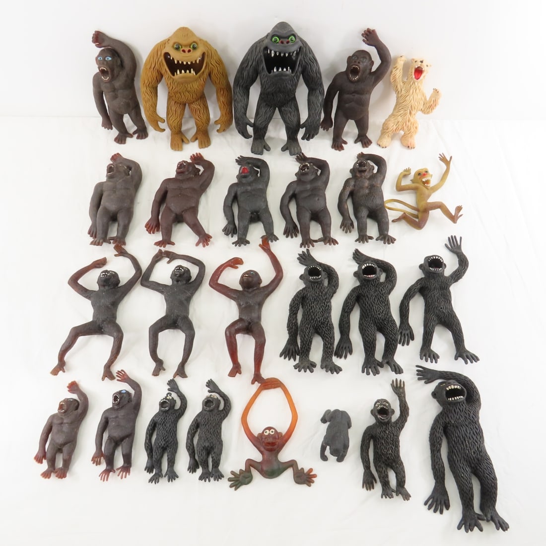Imperial & other Vintage Rubber Gorillas: Imperial & other Vintage Rubber Gorillas - Lot Size 14x14x14" 10 LBPhotos are part of description, please ask questions and read terms & conditions before bidding. 