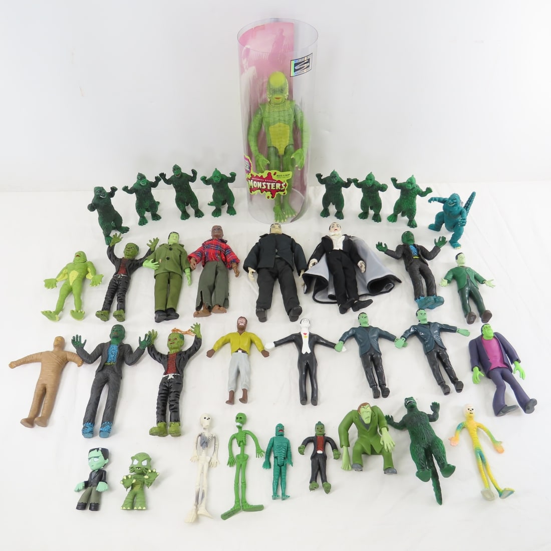 Monster Action Figures, Bend-Ems & Rubber Monsters: Monster Action Figures, Bend-Ems & Rubber Monsters - Lot Size 16x10x10" 10 LBPhotos are part of description, please ask questions and read terms & conditions before bidding. 
