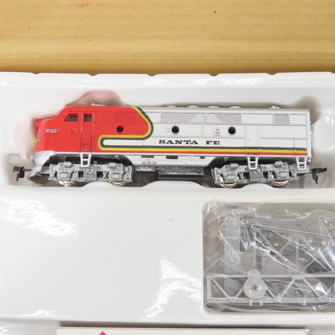 Model Power Union 76 & Carquest HO Scale Trains - 3