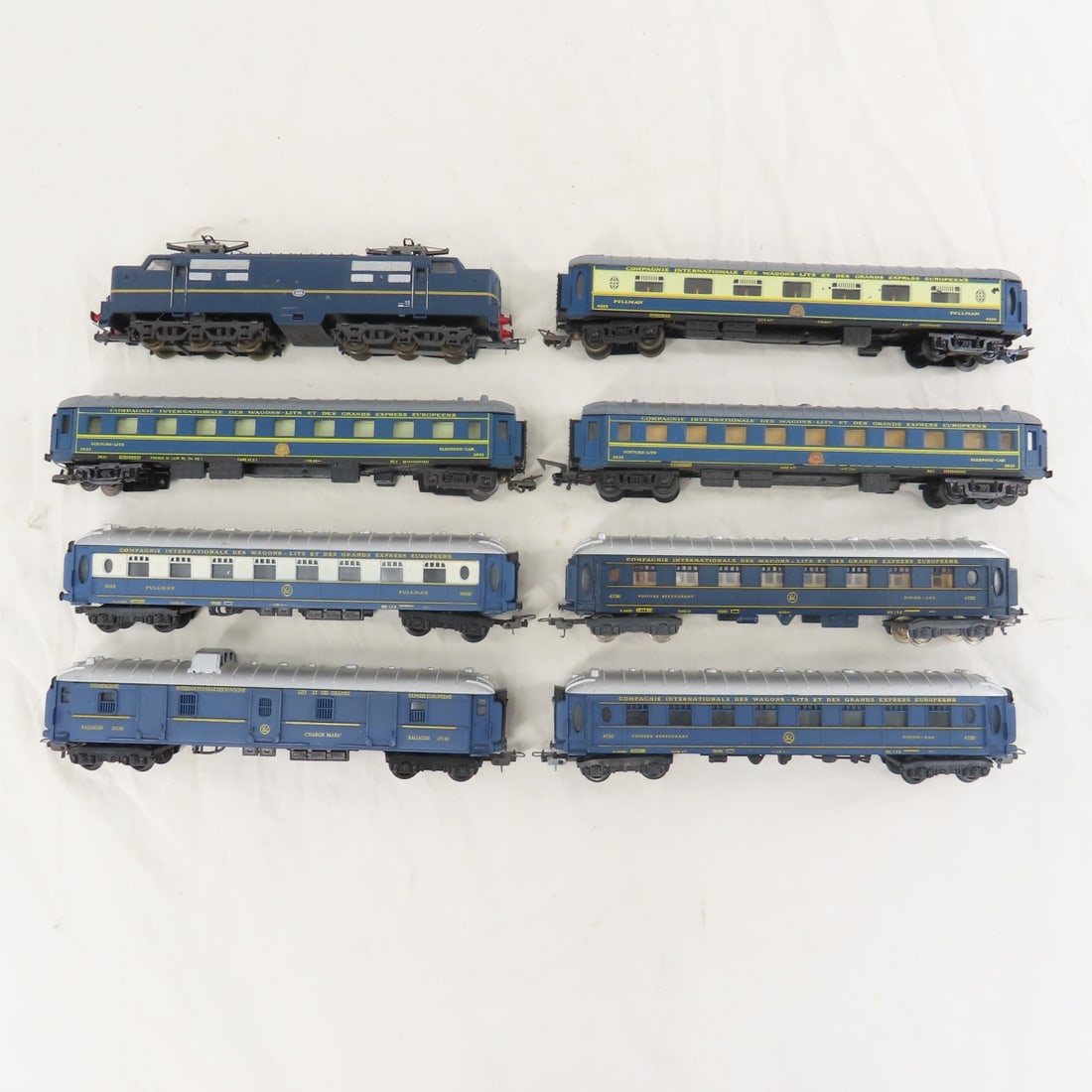 European Engine & 7 Pullman Passenger Cars- HO (1 of 17)