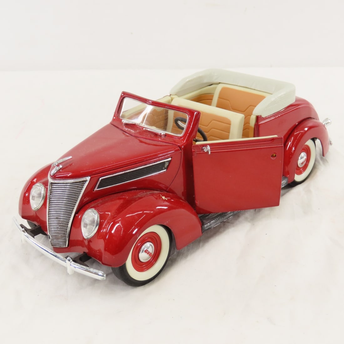 8 Die Cast 1:18 & 1:24 Scale Cars & Trucks - 17