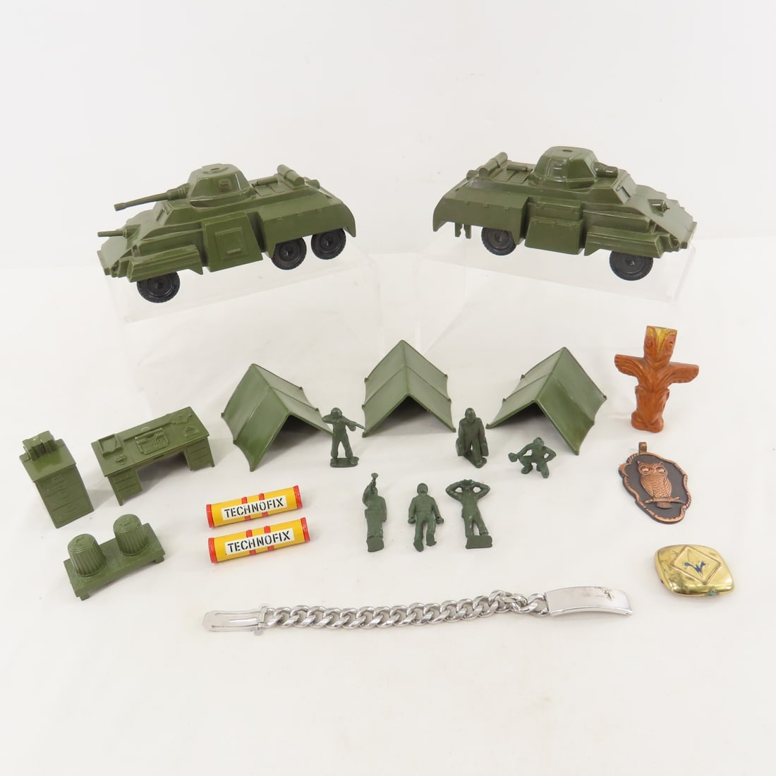 MARX Plastic Tanks, tents, accessories & Army Men (1 of 16)